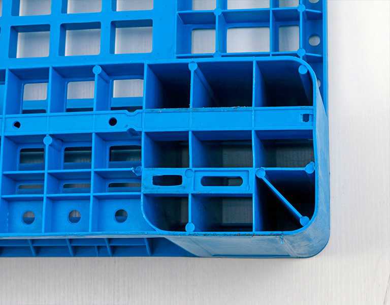 1111 Vented Deck 3-Runner Plastic Pallet