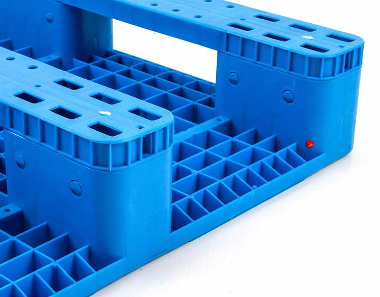 1208 Smooth Deck 3-Runner Plastic Cargo Pallet