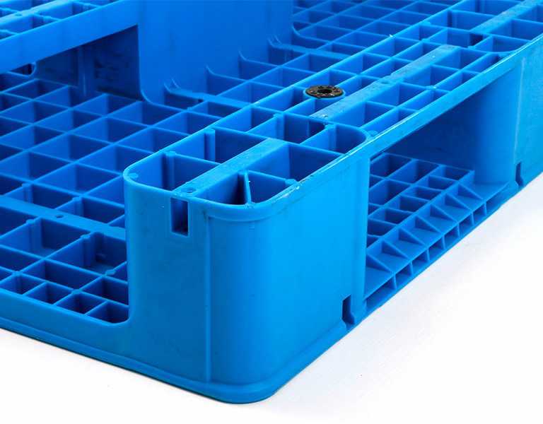 1210 Smooth Deck 3-Runner Plastic Cargo Pallet