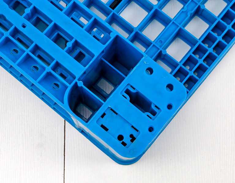 1111 Vented Deck 3-Runner Heavy-Duty Plastic Pallet