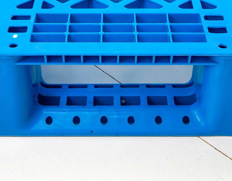 1210 Vented Deck 3-Runner Plastic Pallet