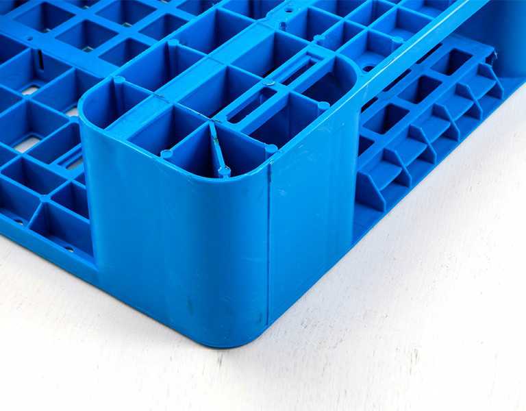 1210 Vented Deck 3-Runner Plastic Pallet