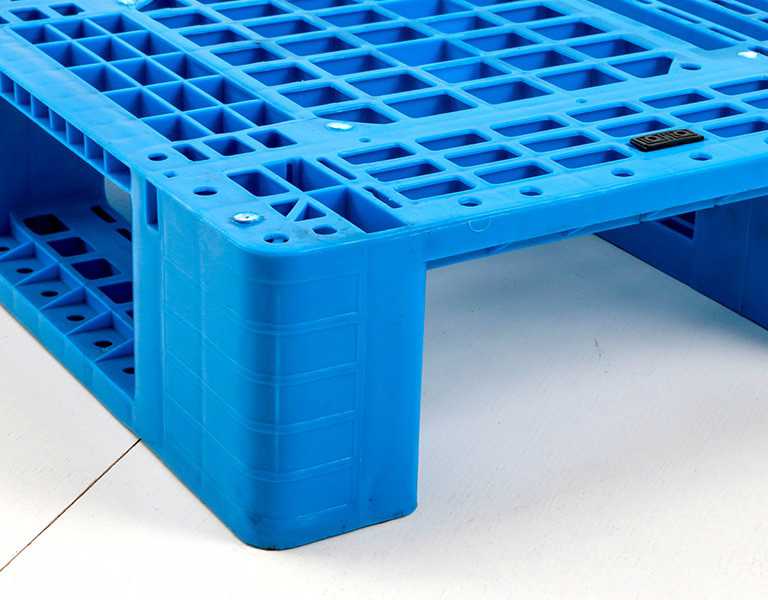 1210 Vented Deck 3-Runner Plastic Pallet (170mm High Profile)