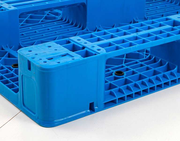 1211 Vented Deck 3-Runner Plastic Pallet