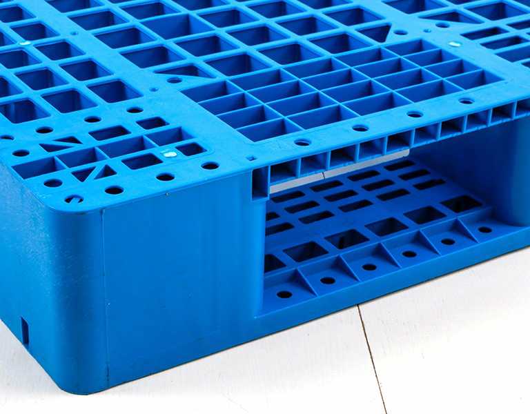 1212 Vented Deck 3-Runner Plastic Pallet